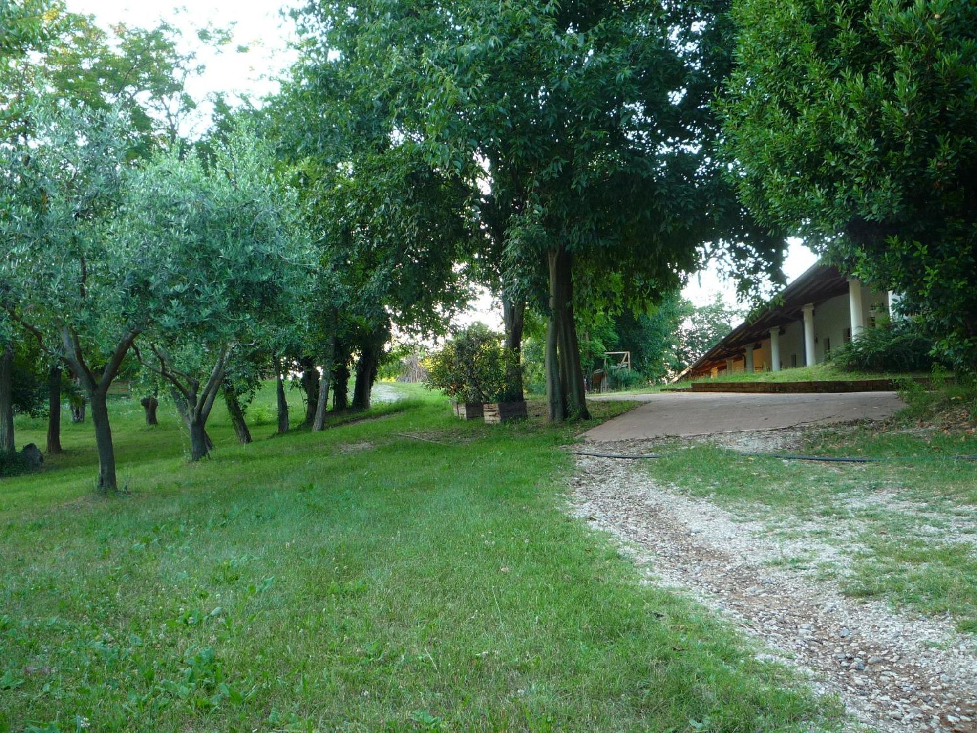 Agriturismo Lupo Bianco モンツァンバーノ エクステリア 写真